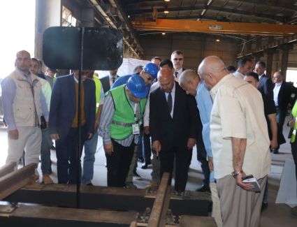 وزير النقل ووفد خبراء فويست البين النمساوية في جولة تفقدية  بورش العباسية للسكك الحديدية