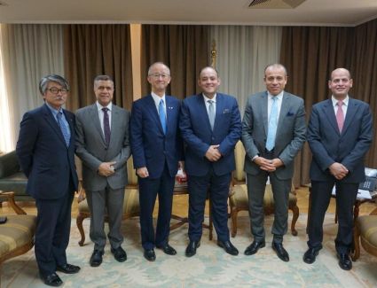 وزير التجارة والصناعة يلتقي رئيس الجانب الياباني بمجلس الأعمال المشترك لبحث مزيد من الاستثمارات