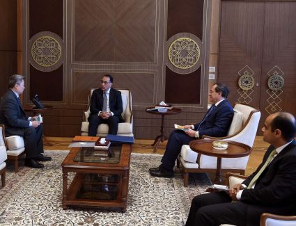 رئيس الوزراء يستعرض مع نائب رئيس " أباتشي " العالمية استثمارات الشركة في مصر وخططها المستقبلية