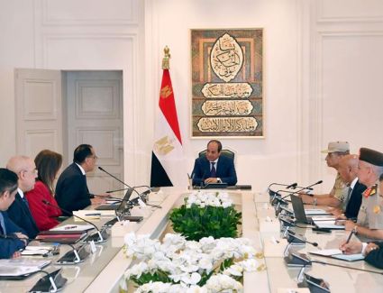 الرئيس السيسي يعقد اجتماعًا مع رئيس الوزراء وعددٍ من الوزراء بمقر القيادة الاستراتيجية