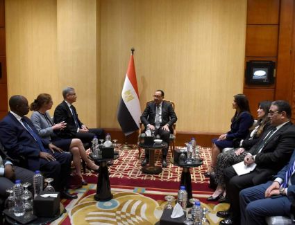 رئيس الوزراء يعقد اجتماعاً مع نائب رئيس البنك الدولي لمنطقة الشرق الأوسط وشمال أفريقيا