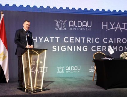 وزير السياحة والآثار يشهد توقيع عقد تشغيل أول منشأة فندقية للفنون في مصر