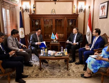 وزير السياحة والآثار يلتقي سفير جمهورية كازاخستان لبحث التعاون المشترك