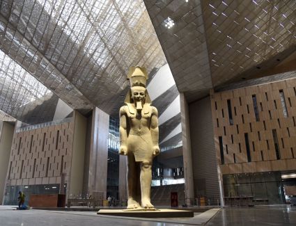 "عيسي" يعقد اجتماعا مع قيادات المتحف المصري الكبير والوزارة