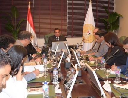 وزير التنمية المحلية يبحث مع وفد البنك الدولي الاصلاحات الهيكلية التي أنتجها برنامج تنمية صعيد مصر