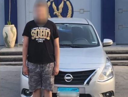 "طلع رجله من الشباك".. القبض على طالب لقيادة سيارة والدته برعونة 