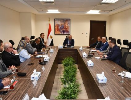 وزير الإسكان يناقش مع أعضاء غرفة التطوير العقاري سبل دعم ومساندة القطاع