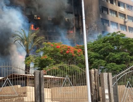 إصابة 14 شخصا في حريق هائل بمبنى جهاز  15 مايو والدفع بـ 16 سيارة إطفاء 