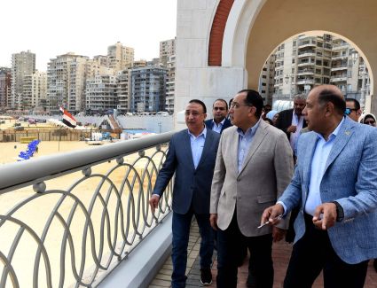رئيس الوزراء يتفقد مشروع نفق وكباري السادات والممشى السياحي الجديد بميامي