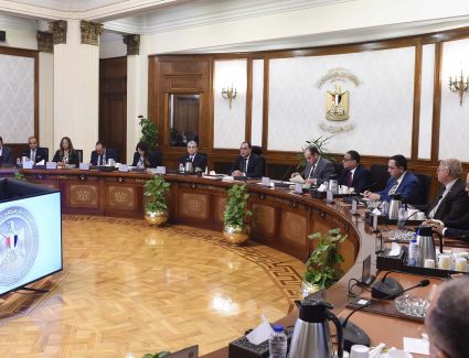 رئيس الوزراء يلتقى رئيس وأعضاء اتحاد الصناعات وعددا من رؤساء الغرف الصناعية ومسئولي المصانع والشركات