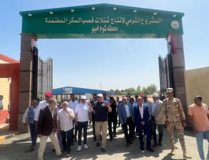 بتكلفة 300 مليون جنيه.. وزير الزراعة ومحافظ أسوان ورئيس هيئة تنمية الصعيد يتفقدون أول محطة لإنتاج شتلات قصب السكر