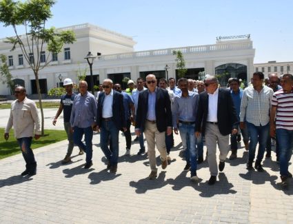 وزير الإسكان يتفقد مشروعات "المدينة التراثية" و"الداون تاون" و"الحى اللاتيني" بمدينة العلمين الجديدة