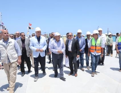 وزير النقل يتفقد مواقع العمل بمشروعي تطوير ميناء العريش