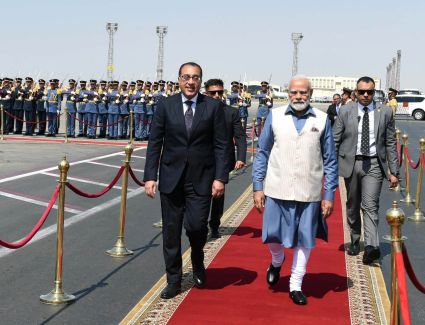 رئيس الوزراء يستقبل رئيس الوزراء الهندي والوفد المرافق له بمطار القاهرة