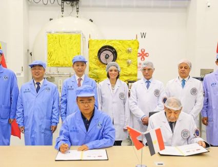 بالتعاون مع الجانب الصيني,, المشاط تشهد مراسم إنهاء أعمال تجميع واختبار القمر الصناعي (Misr Sat 2) 