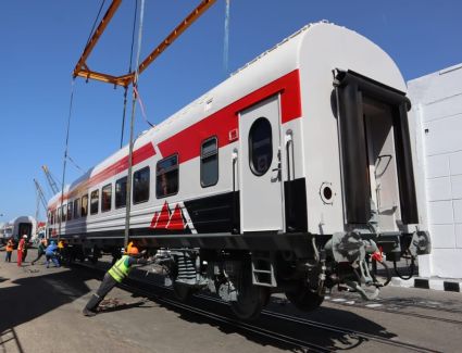 وزير النقل يعلن وصول 15 عربة درجة ثالثة مكيفة جديدة الى ميناء الإسكندرية قادمة من المجر