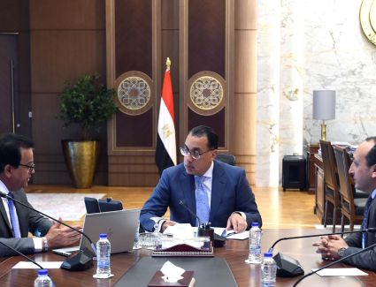 رئيس الوزراء يتابع مع وزير الصحة موقف تنفيذ حملة "100 يوم صحة"