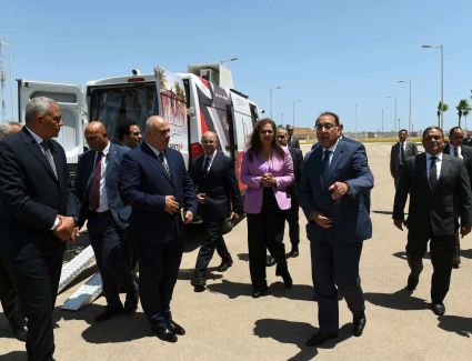 رئيس الوزراء يشهد اصطفاف 20 مركزا تكنولوجيا متنقلا لتقديم الخدمات الحكومية