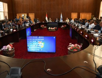 وزير الإسكان ومحافظ البحر الأحمر يتابعان موقف خدمات مياه الشرب والصرف الصحى والمشروعات التنموية 