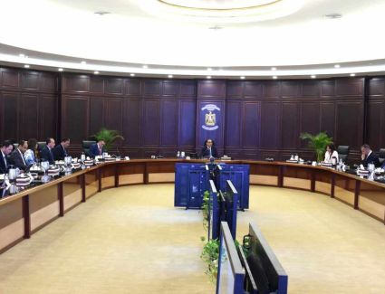 رئيس الوزراء يستعرض مع المستثمرين السياحيين تصورات زيادة الغرف الفندقية