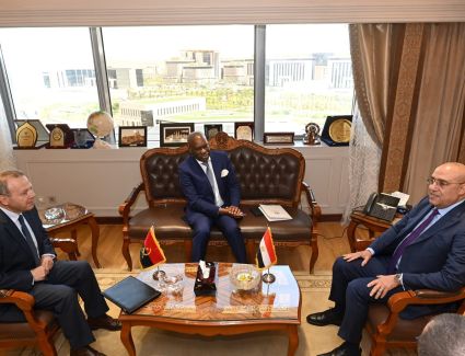 وزير الإسكان يتسلم دعوة نظيره الأنجولى لزيارة دولة أنجولا لتعزيز التعاون المشترك