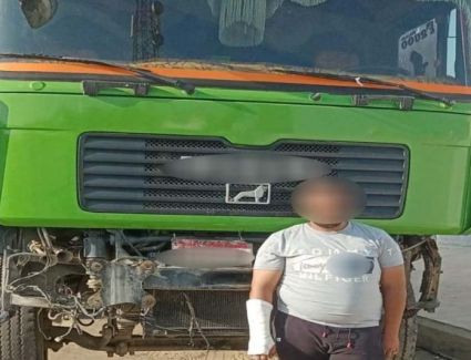 قائد سيارة نقل يدهس ملاكي ويلوذ بالفرار.. خوفت الناس تضربني