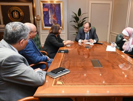 للتوسع بالسوق المصري.. وزير التجارة والصناعة يبحث مع مسؤولي شركة جنرال موتورز ايجيبت خطط الشركة