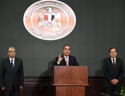 لترشيد الكهرباء.. رئيس الوزراء الأحد من كل أسبوع يوم عمل من المنزل