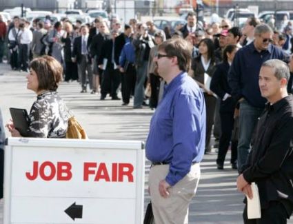 رغم انخفاض الفرص..  إشارات إيجابية بسوق العمل الأمريكي 