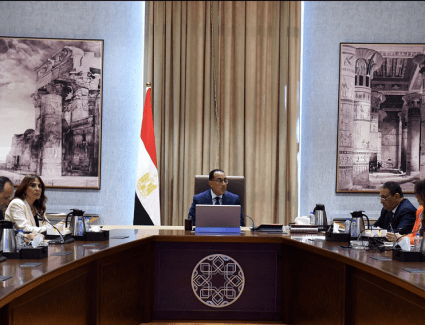 رئيس الوزراء يستعرض تطورات الاستراتيجية الوطنية لصناعة السيارات