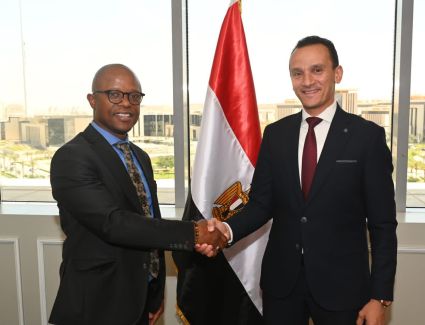  مساعد وزير الإسكان يلتقى مستشار نائب رئيس جنوب أفريقيا لمشاركة التجربة المصرية فى إنشاء المدن الجديدة.. وتطوير العمران القائم
