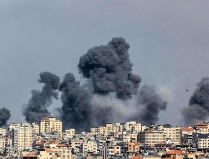 الدفاع المدني الفلسطيني:  الغارات الإسرائيلية دمرت عشرات المنازل فجر اليوم .. وقطاع غزة معرض للاستهداف