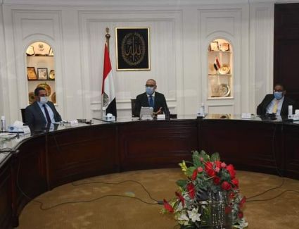 وزير الإسكان يستعرض خطط ضبط العمران بمدن (القاهرة – الجيزة – الإسكندرية)