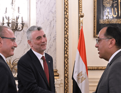 رئيس الوزراء يلتقي وزير التجارة التركي لبحث تعزيز العلاقات التجارية والاستثمارية