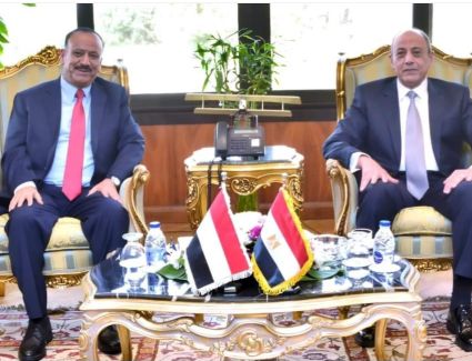 وزير الطيران يلتقى وزير النقل اليمنى لبحث سبل تعزيز العلاقات بين البلدين