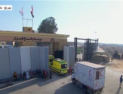 شاحنات المساعدات وسيارات الإسعاف المصرية تعبر معبر رفح لنقل المصابين الفلسطينين