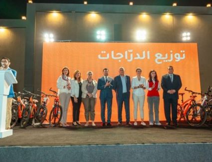 《 الشباب》 وطلبات مصر توزعان دراجات على مندوبي التوصيل لتمكين الشباب اقتصاديًا