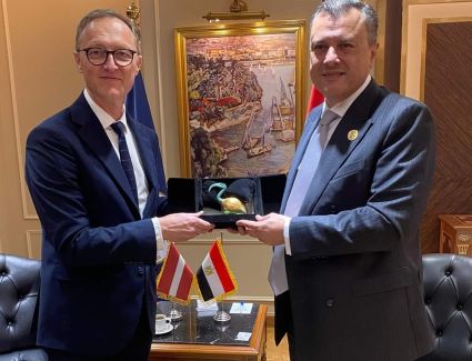 وزير السياحة والآثار يبحث مع سفير لاتفيا بالقاهرة أوجه تعزيز التعاون بين البلدين