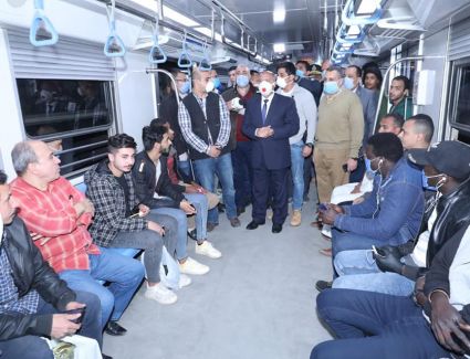 وزير النقل يتققد محطات مترو الأنفاق قبل بدء الحظر ويلتقى بعدد من الركاب 