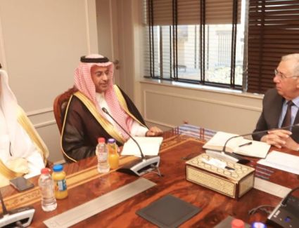 وزير الزراعة يبحث مع المستثمرين السعوديين سبل تعزيز الاستثمار الزراعي 