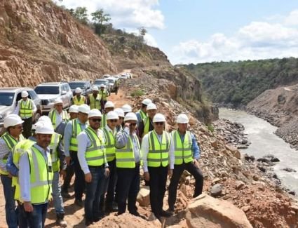 وزير الإسكان يتفقد مشروع إنشاء سد نيريرى على نهر روفيجي لتوليد طاقة كهرومائية بتنزانيا