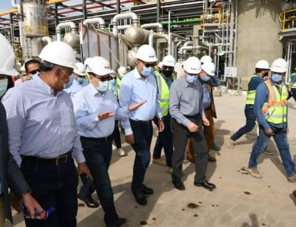 وزير البترول يتفقد أعمال انشاء مجمعين جديدين لإنتاج البنزين والسولار لخدمة صعيد مصر