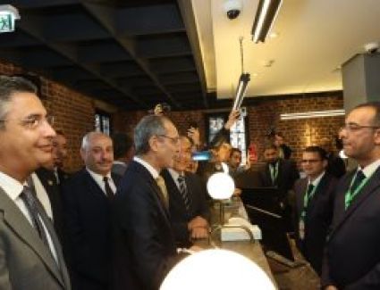 وزير الاتصالات: يشهد أعمال مد كابلات الألياف الضوئية في قرية الأزهري بالمنيا