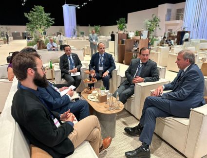 «الملا» يعقد مباحثات مع مساعدي وزيرة الطاقة الأمريكية ووزير البيئة والعمل المناخي بأستراليا الغربية