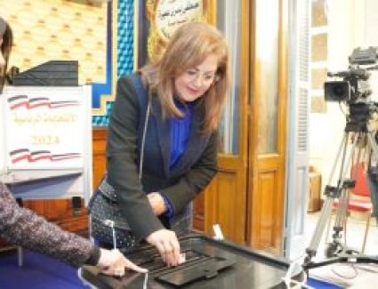 مصر تنتخب.. وزيرة التخطيط تُدلى بصوتها في الانتخابات الرئاسية في مصر الجديدة