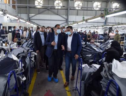 رئيس الوزراء يتفقد مصنع "إيدج" للملابس الجاهزة ببورسعيد ويجري حوارات مع العاملين