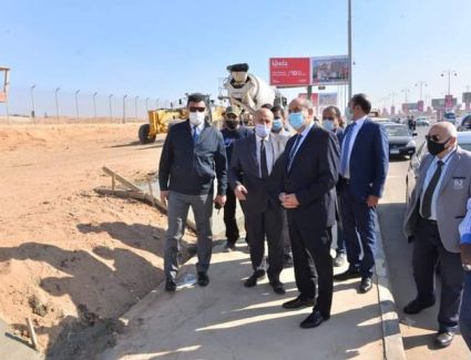 وزير الطيران المدنى يتفقد مشروع أسوار التأمين المحيطة بمطار القاهرة الدولى