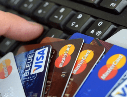 أسباب إيقاف بطاقات الائتمان المصدرة حديثًا للتعامل في الخارج لمدة 6 أشهر