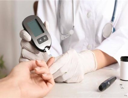 بينها عدم وضوح الرؤية وتقلب الوزن..  علامات تنذر بارتفاع السكر في الدم..اعرف التفاصيل