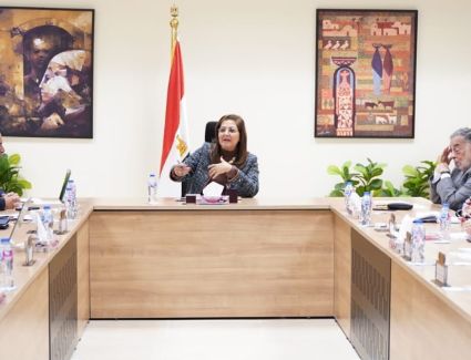 وزيرة التخطيط تبدأ مناقشة أولويات الخطة الاستثمارية للعام المالي القادم